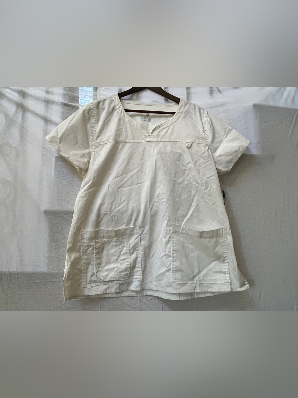 Unbranded White Short-Sleeve Work Top with Front Pockets